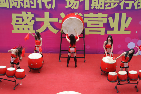 热烈庆祝5月26日国际时代广场商业步行街隆重试营业